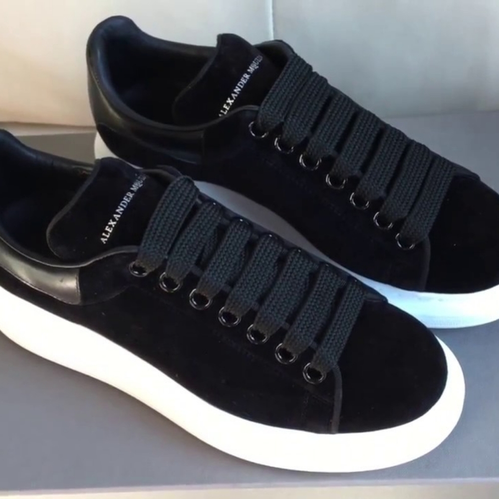 💵ISO IN SEARCH OF THOSE VELVET BLACK ALEX MCQUEEN